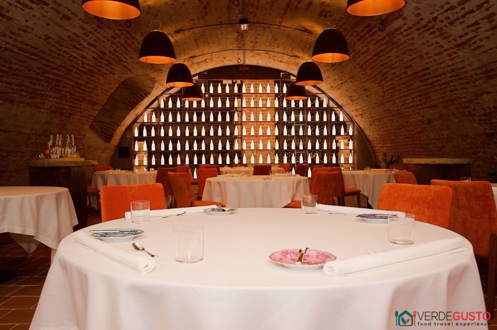 Interno del ristorante Castellana San Giovanni a Salluzzo