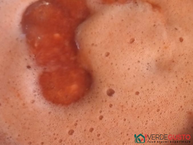 Crema alle fragole sul fuoco