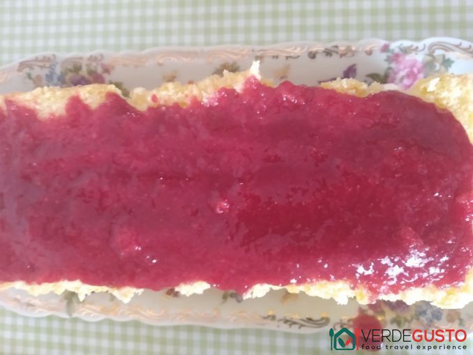 Spalmare la crema alle fragole sul plumcake