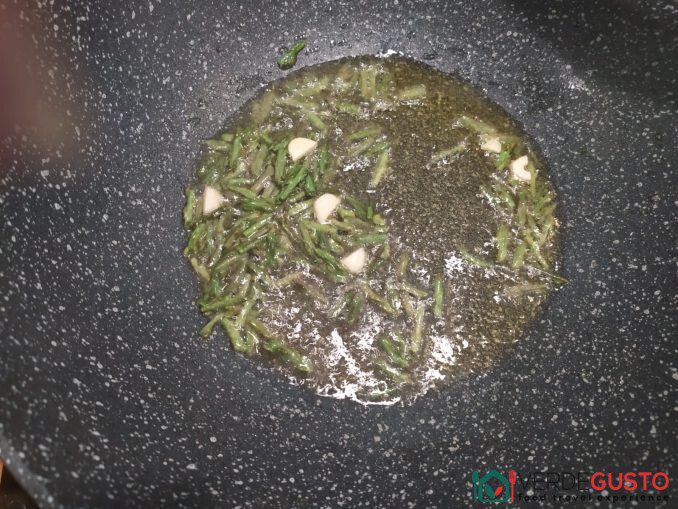 Preparazione dei paccheri con pesto agli asparagi selvatici -©Foto Anna Bruno/VerdeGusto