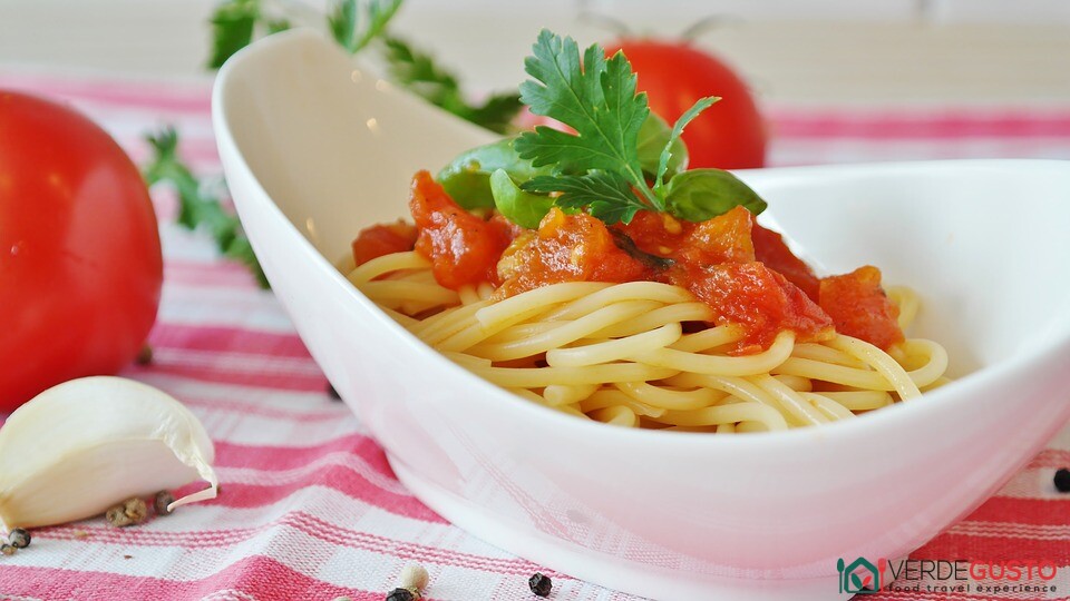 Pasta with tomato sauce - Photo Photo by RitaE