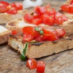 Bruschetta al pomodoro e basilico