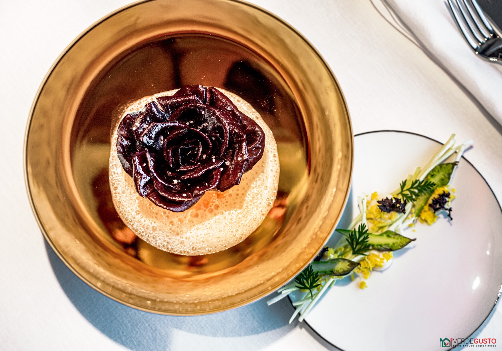 Salmerino con radicchio e asparagi: rosa di Gorizia