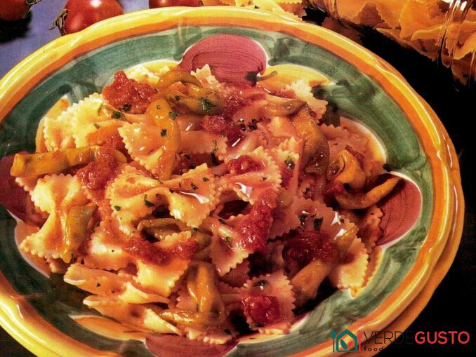 Farfalle con peperoncini verdi dolci e pomodoro