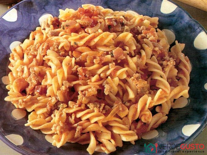 Fusilli con sugo alla salsiccia
