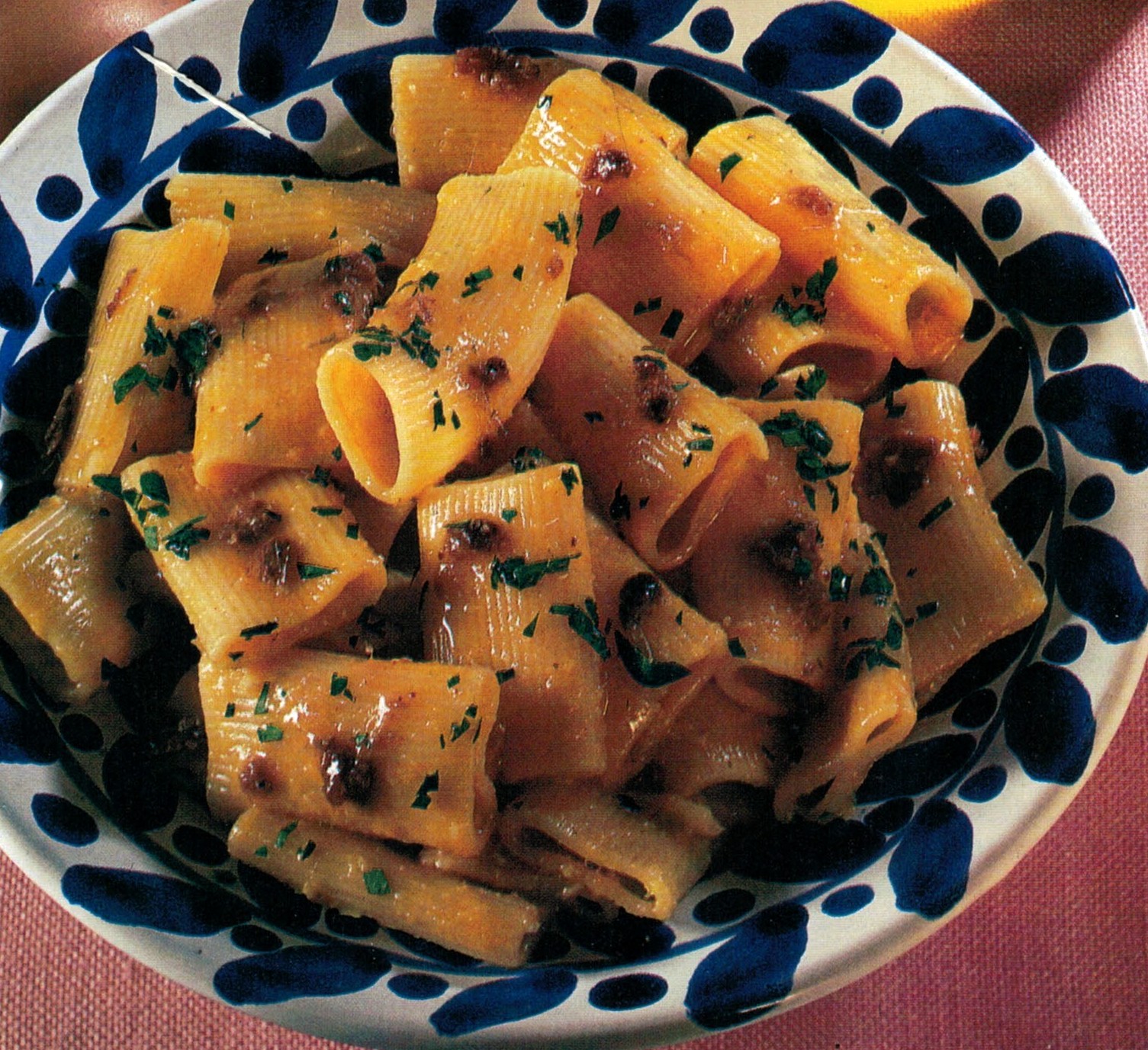 Maccheroni con uova e acciughe