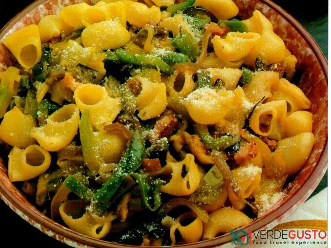 Pasta bocche di leone alla partenopea con ortaggi misti