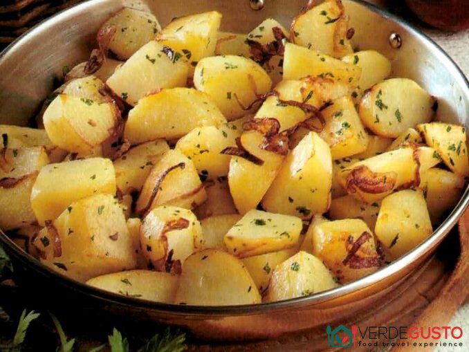 Patate a spicchi in padella