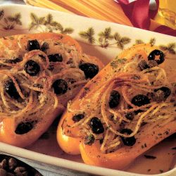Peperoni ripieni di spaghetti e olive