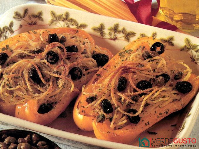Peperoni ripieni di spaghetti e olive