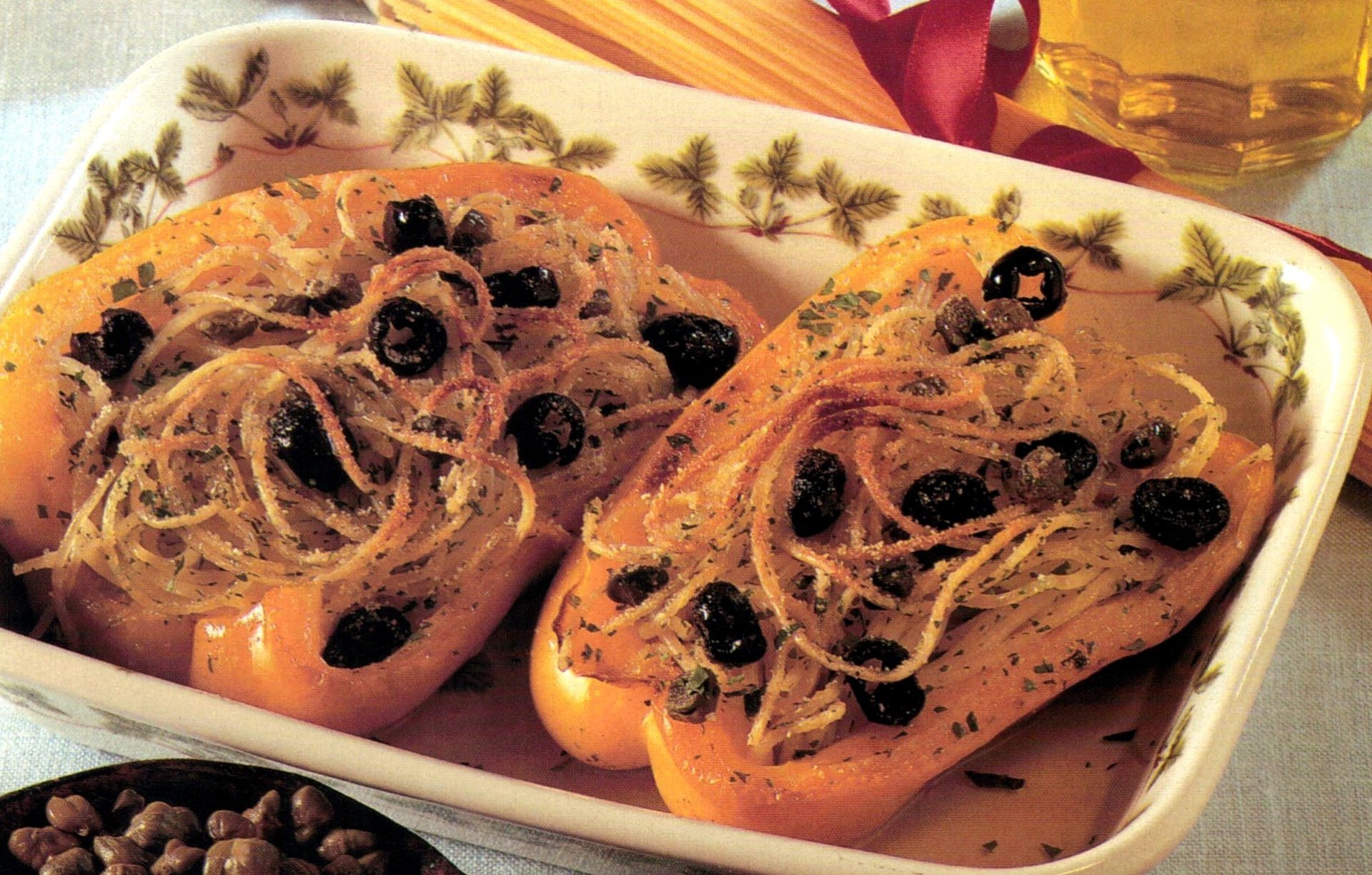 Peperoni ripieni di spaghetti e olive