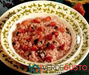 Riso con fragole e ortiche