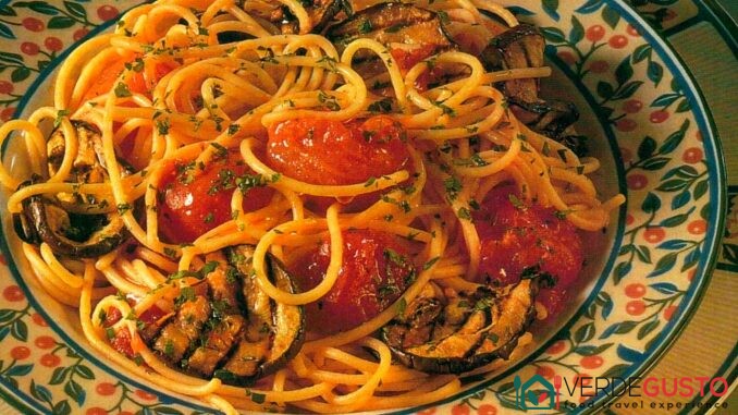 Spaghetti con pomodoro e melanzane