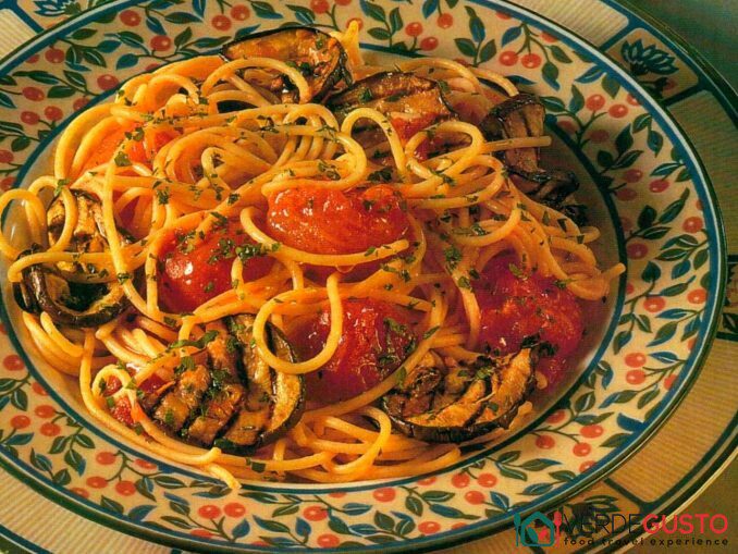 Spaghetti con pomodoro e melanzane