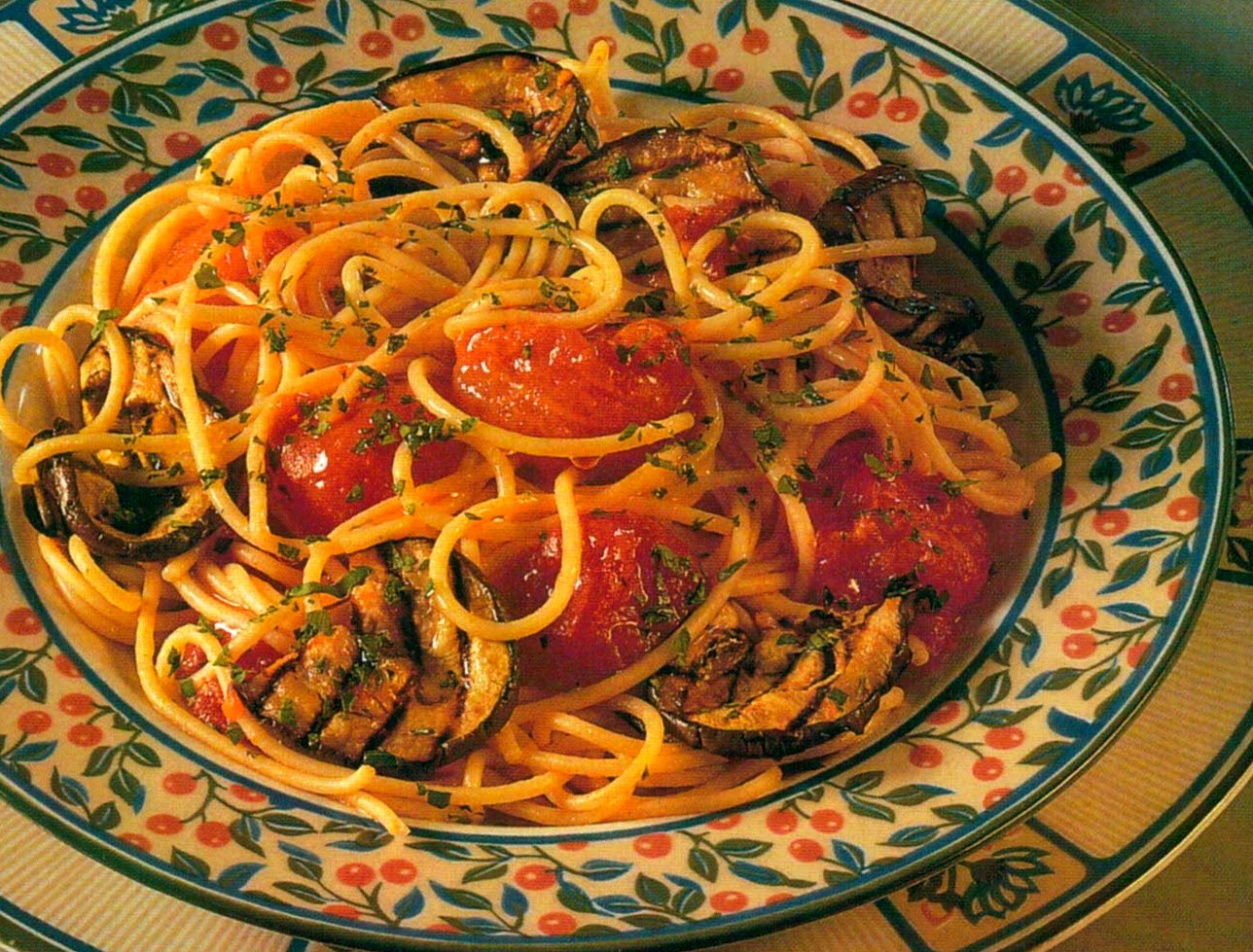 Spaghetti with tomato and eggplant