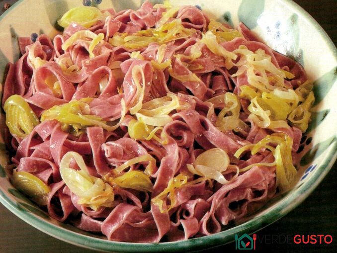 Tagliatelle alla barbabietola con salsa ai porri