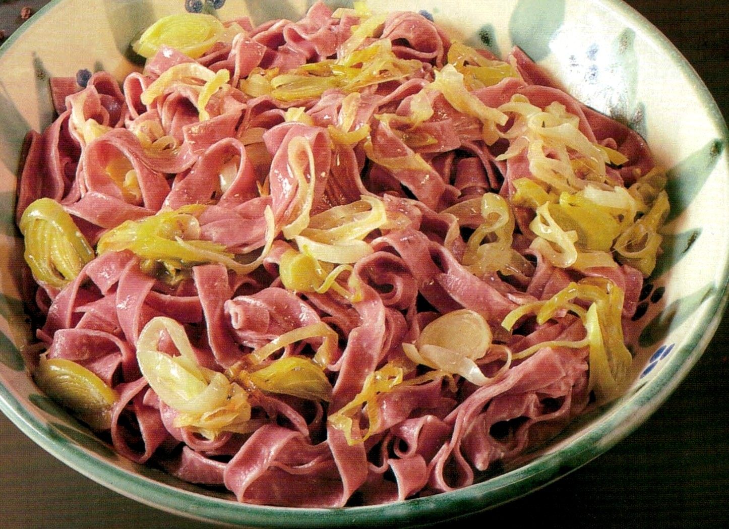 Tagliatelle alla barbabietola con salsa ai porri