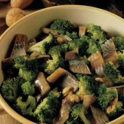 Broccoli con arringhe e noci