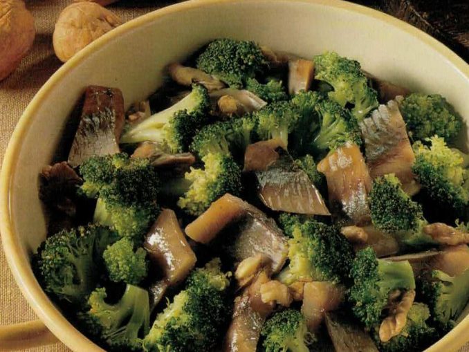 Broccoli con arringhe e noci