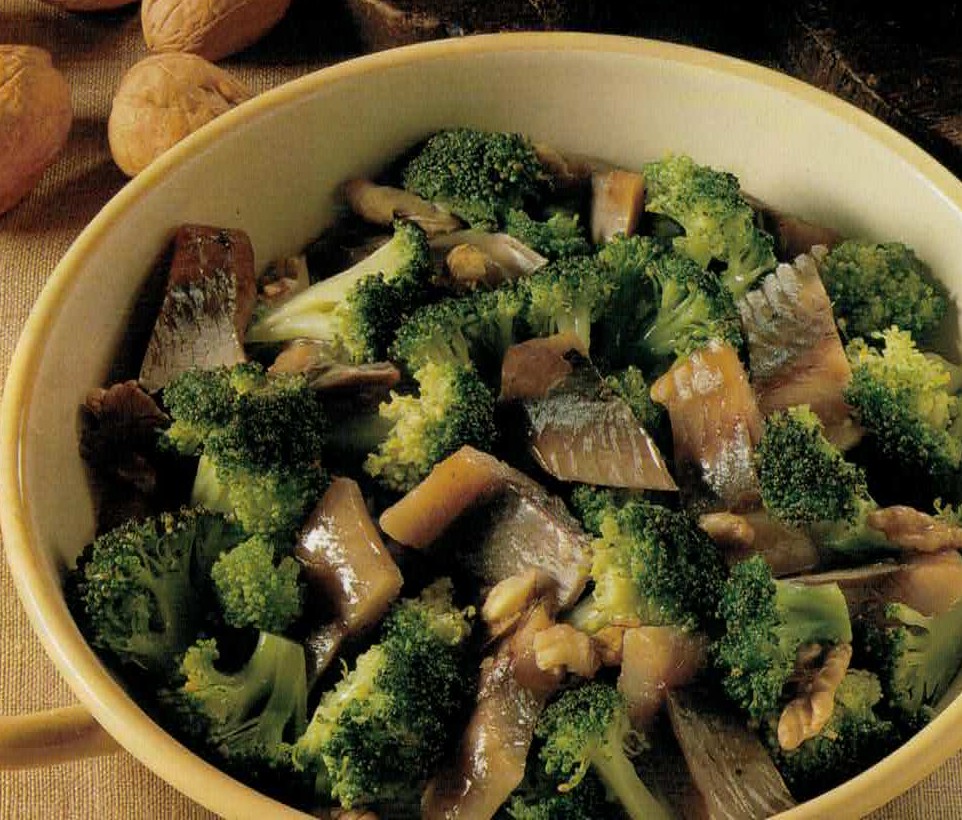 Broccoli con arringhe e noci