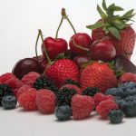 Ciliegie, mirtilli, more, ribes e fragole