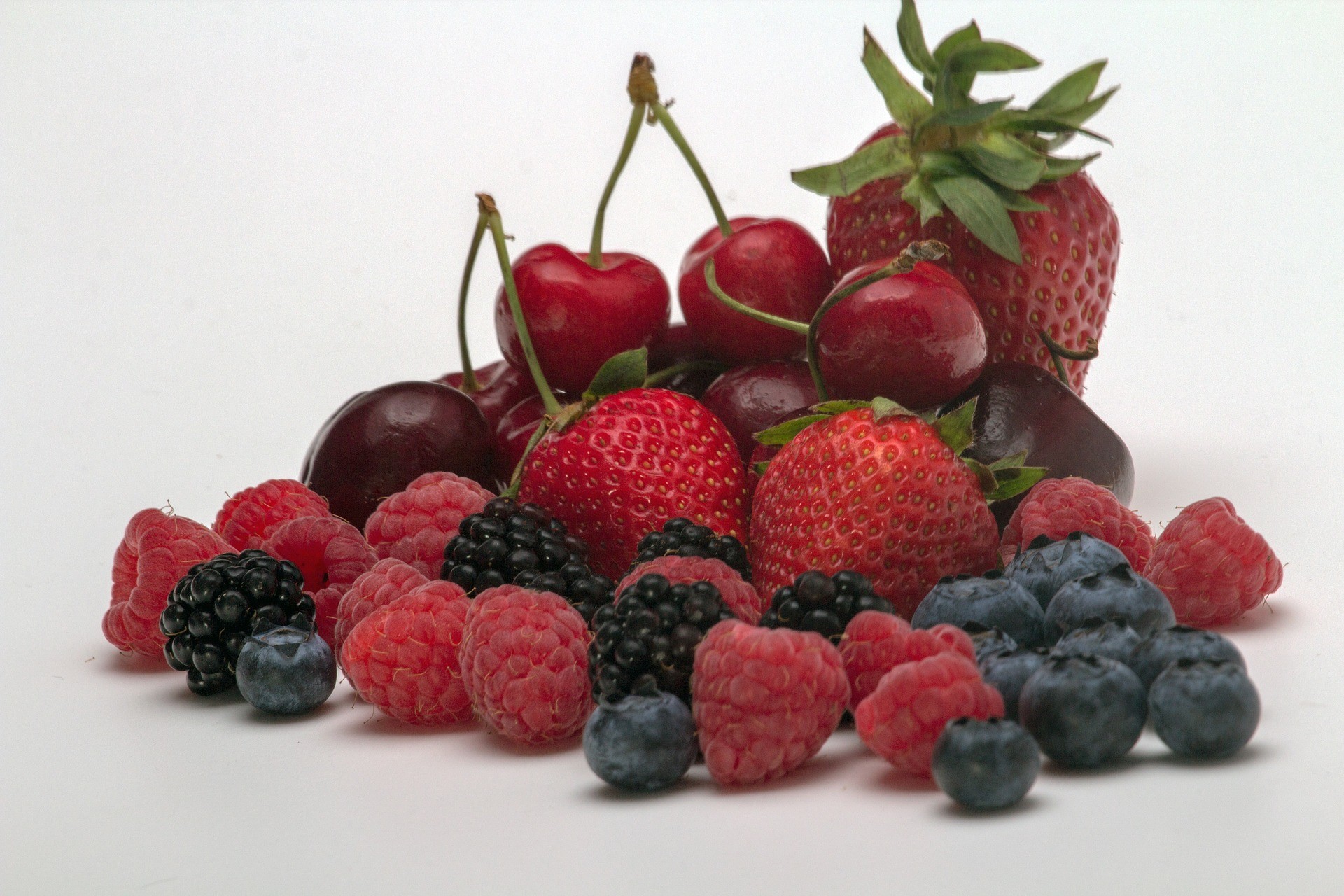 Ciliegie, mirtilli, more, ribes e fragole