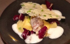 Ravioli con insalata romana, pancetta e formaggio
