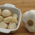 Spicchi di aglio e aglio intero