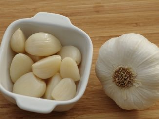 Spicchi di aglio e aglio intero