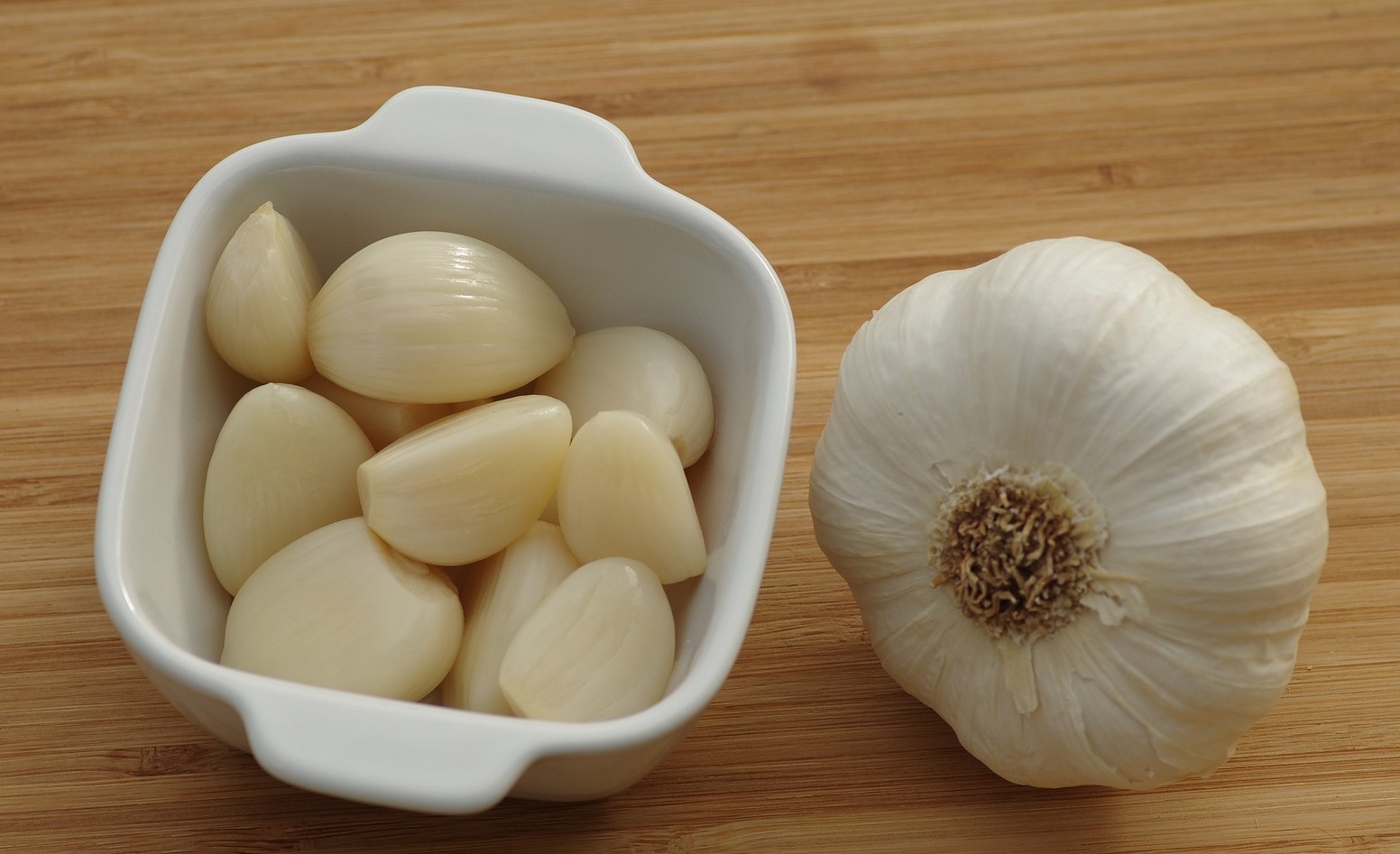 Spicchi di aglio e aglio intero
