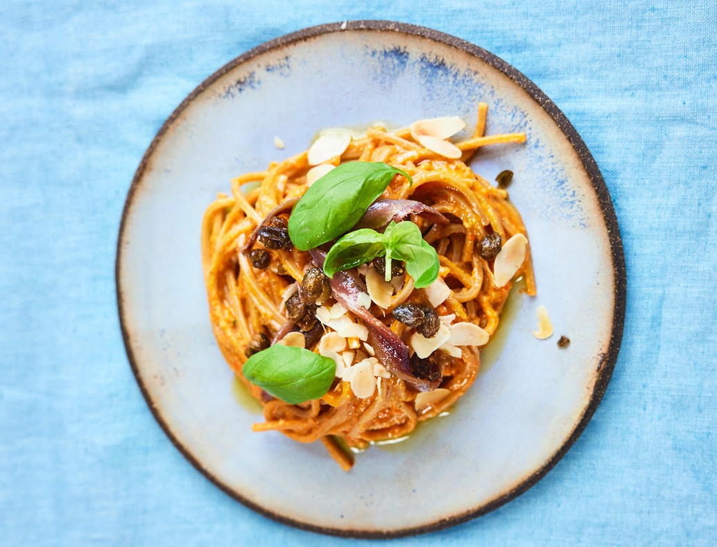 Spaghetti quadrati con peperoni e acciughe