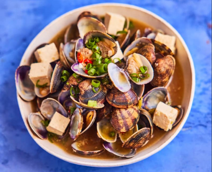 Vongole stufate con aglio e tofu