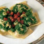 Ravioli di pesce con salsa ai pinoli