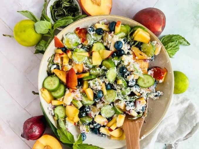 Insalata di cetrioli ai mirtilli con pesche e formaggio di capra