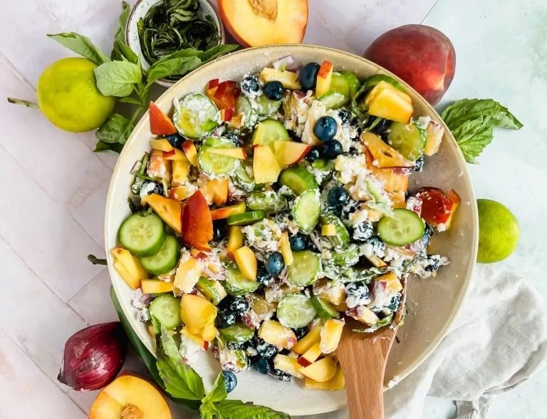 Insalata di cetrioli ai mirtilli con pesche e formaggio di capra