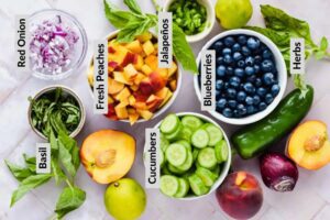 ingredienti Insalata di cetrioli ai mirtilli con pesche e formaggio di capra