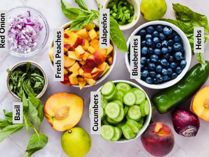 ingredienti Insalata di cetrioli ai mirtilli con pesche e formaggio di capra