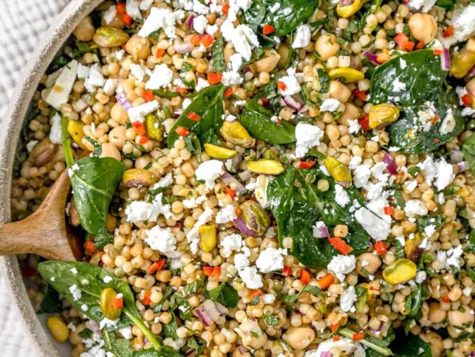 Insalata di couscous con spinaci e feta