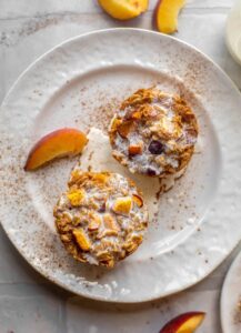 Dolcetti di farina d'avena con pesche e crema