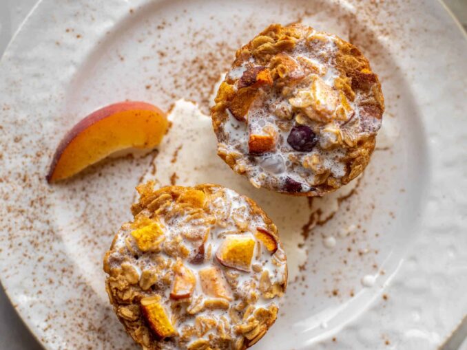Dolcetti di farina d'avena con pesche e crema