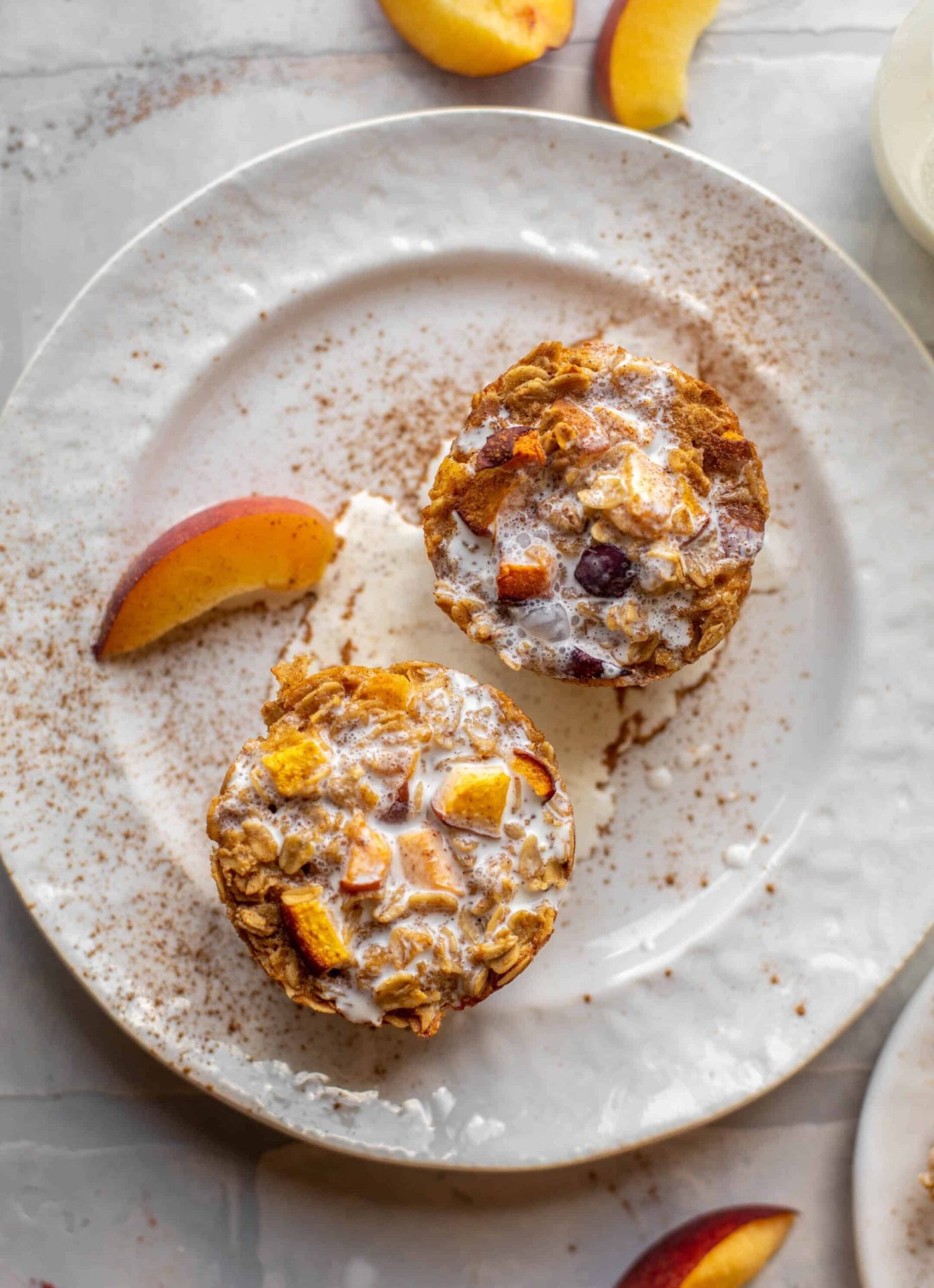 Dolcetti di farina d'avena con pesche e crema