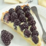 Fetta di crostata di more e cioccolato bianco
