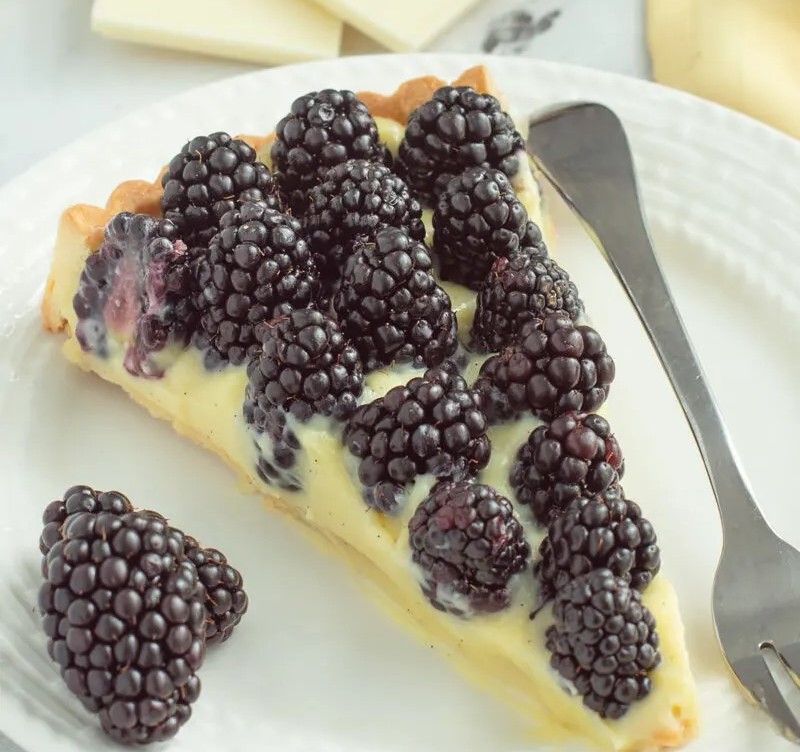 Fetta di crostata di more e cioccolato bianco