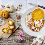 Pancake di zucca con petto di tacchino, castagne e radicchio