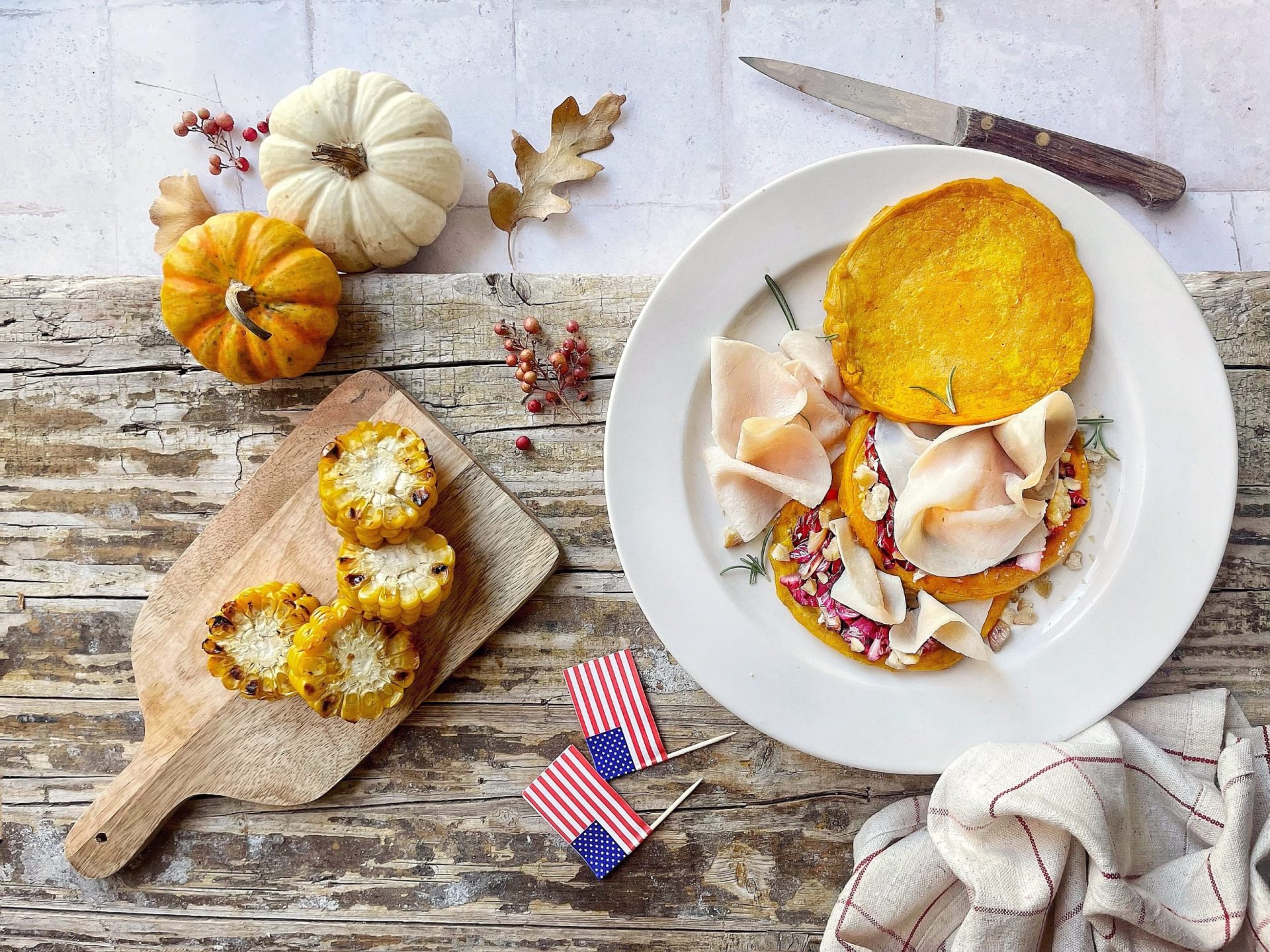 Pancake di zucca con petto di tacchino, castagne e radicchio