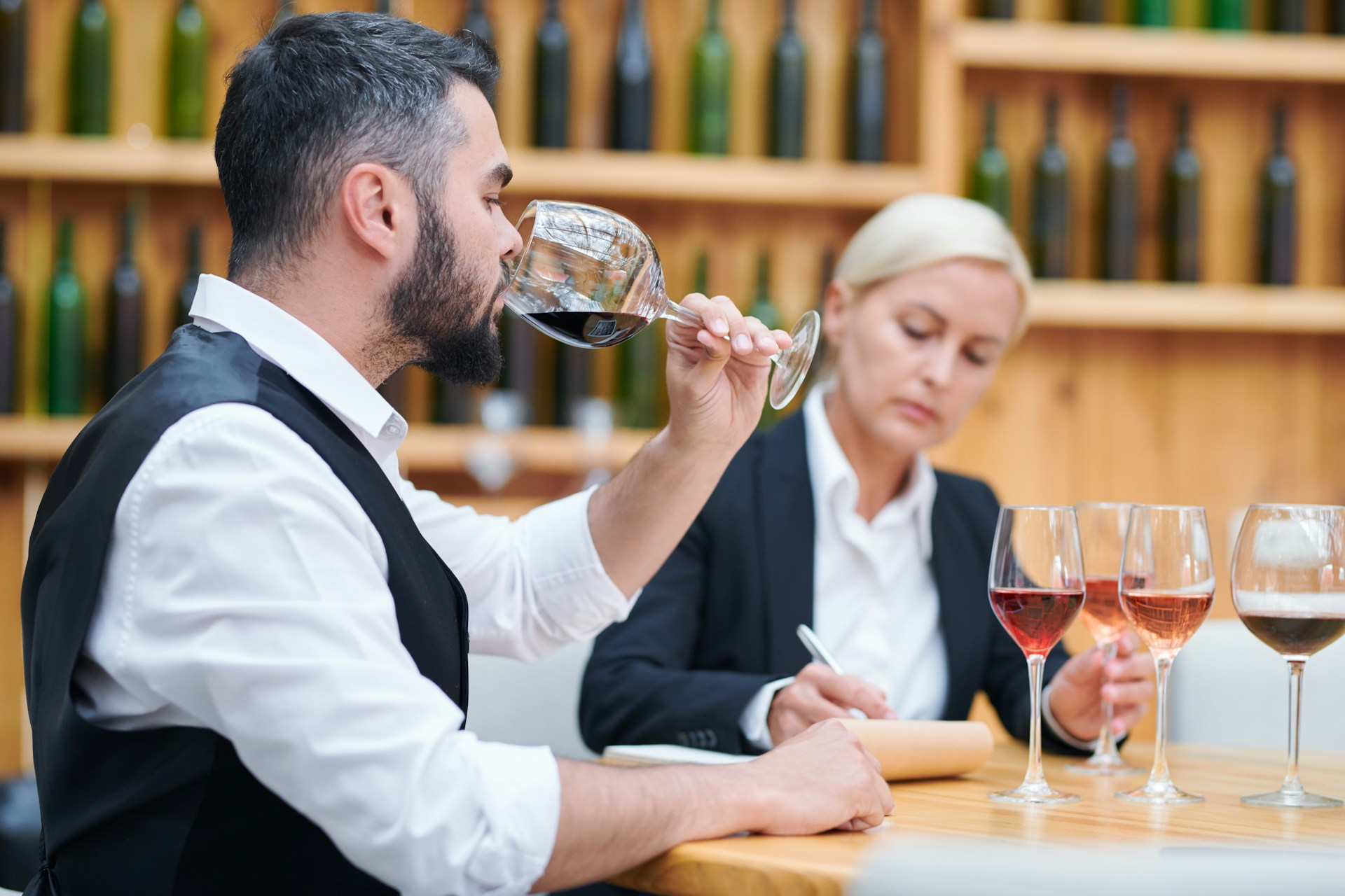 Somelier a lavoro: cosa si nasconde dietro un bicchiere di vino? - Foto U+
