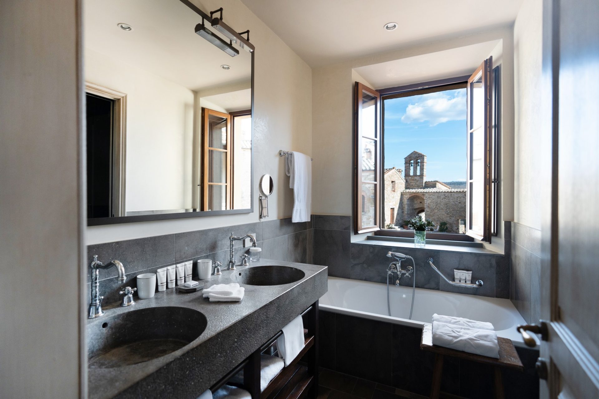 Bagno di una camera a Castel Monastero - Foto US