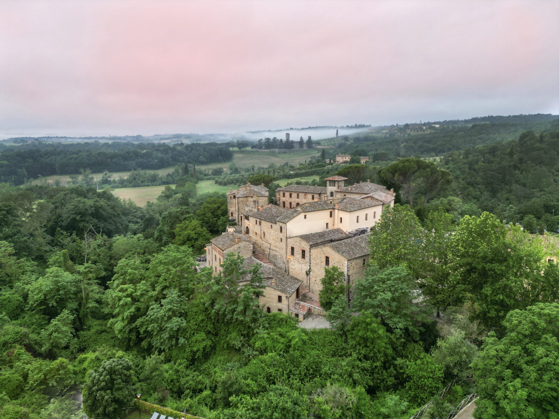 Castel Monastero, veduta dall'alto - Foto US