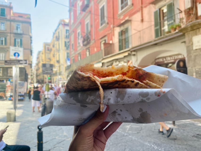 Pizza tasted on the street - Gyg Photo in Naples