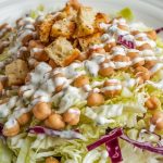 Insalata croccante con ceci e cavoli e salsa tahini - Foto VGAI